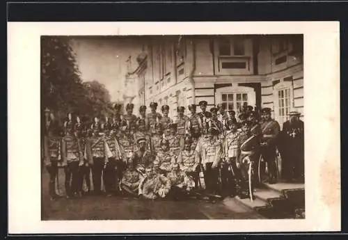 Foto-AK Nikolaus II. von Russland in Soldatenbegleitung mit Priester auf einer Strasse an einem Gebäude