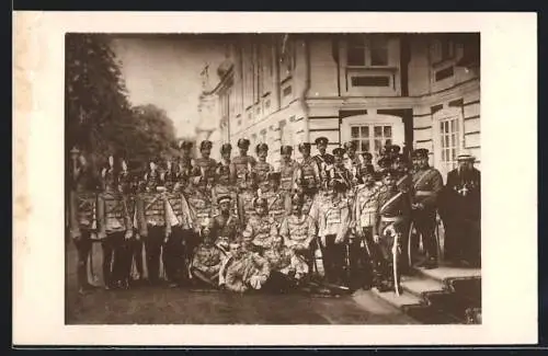 Foto-AK Nikolaus II. von Russland in Soldatenbegleitung mit Priester auf einer Strasse an einem Gebäude