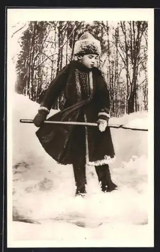 AK Alexej von Russland, im festlichen Mantel beim Schnee schippen