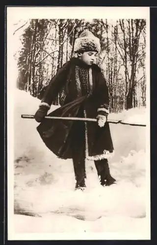 AK Alexej von Russland, im festlichen Mantel beim Schnee schippen