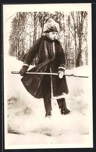 AK Alexej von Russland, im festlichen Mantel beim Schnee schippen