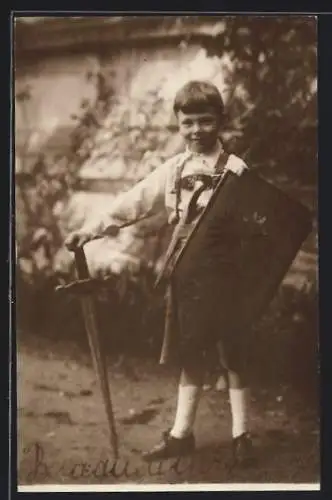 AK Alexej von Russland mit Spiel-Schild und -Schwert in einem Garten