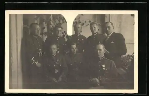 Foto-AK Lettland, Gruppe von Soldaten in Uniform