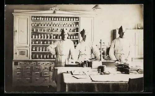 Foto-AK Schweizer Soldaten in der Apotheke der Kaserne, 1920