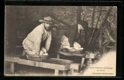 AK Cantal, Ancienne fabrication du fromage, Männer bei der Käseherstellung