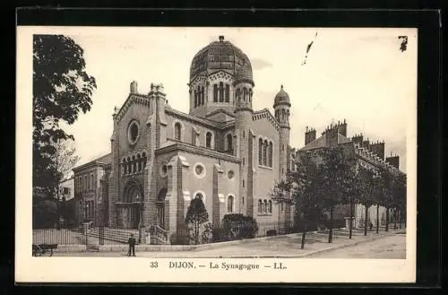 AK Dijon, La Synagogue, Totalansicht einer Synagoge in Dijon mit Person im Vordergrund