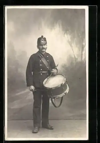 Foto-AK Schweizer Trommler einer Musikkapelle vor einer Studiokulisse