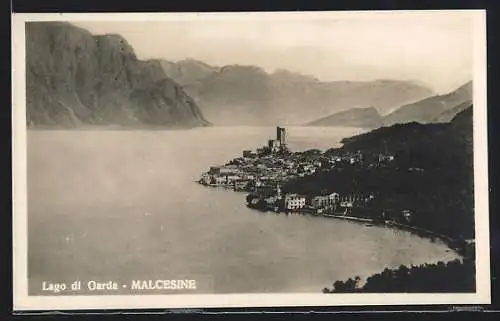 AK Malcesine, Panorama mit Ort und Gardasee