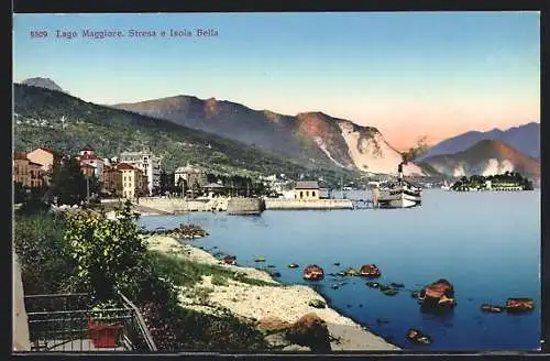 AK Stresa, Lago Maggiore, Ortsansicht mit Dampfer