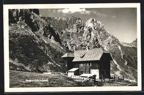 AK Hochweisssteinhaus, Berghütte vor Gipfelpanorama