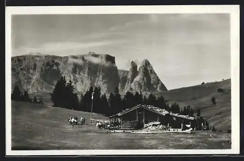 AK Malga Boccia di Monte (Heisbock), Berghütte vor Gipfelpanorama