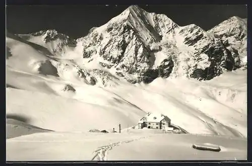 AK Schaubachhütte, Berghütte mit Königspitze im Schnee