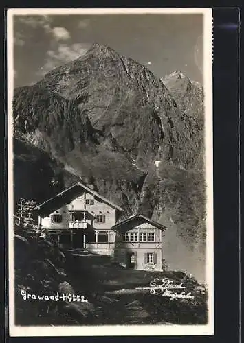AK Grawand-Hütte mit Blick auf den Berggipfel