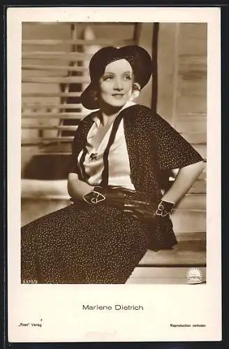 AK Schauspielerin Marlene Dietrich in elegantem Kleid mit Hut