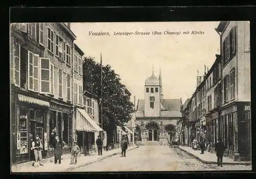 AK Vouziers, Rue Chancy, Leipziger-Strasse mit Kirche