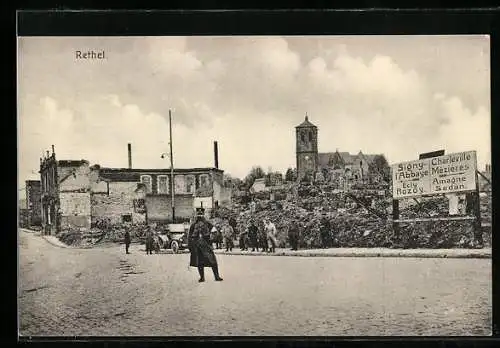 AK Rethel, Strassenpartie mit Wegweiser und Soldaten