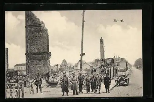 AK Rethel, Soldatengruppe vor Ruinen, Strassenpartie