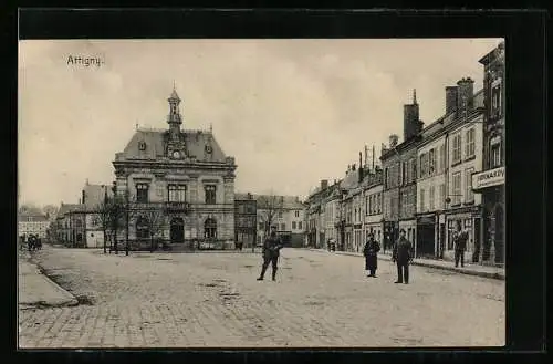 AK Attigny, Ortspartie mit posierenden Soldaten