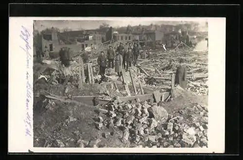 AK Lille, Trümmer nach der Explosion am 11.01.1916, mit Soldatengruppe