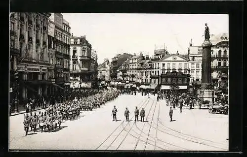 Foto-AK Lille, Ortspartie mit Militärparade