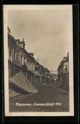 AK Bapaume, Strassenpartie während der Sommeschlacht 1916