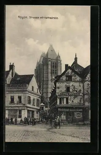 AK Noyon, Strasse mit Kathedrale