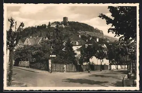 AK Karlsruhe-Durlach, Strassenpartie mit Turmberg