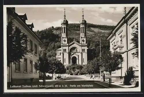 AK Todtnau /Schwarzwald, Partie am Marktplatz mit Kirche