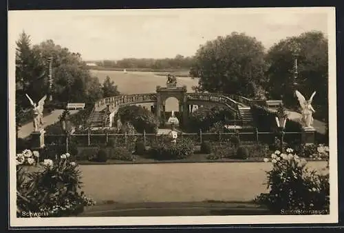 AK Schwerin / Meckl., Schlossterrasse mit Blick aufs Wasser