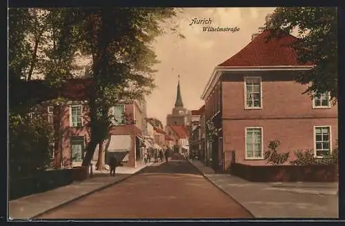 AK Aurich / Ostfriesland, Wilhelmstrasse mit Blick zur Kirche