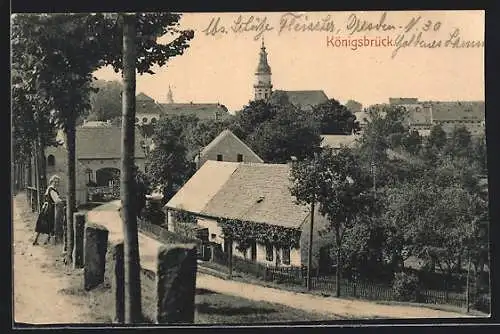 AK Königsbrück, Strassenpartie mit Häusern und Kirche