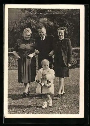 AK Portrait von Klement Gottwald, President der tschechischen Republik mit zwei Frauen und einem Kind