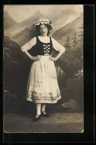 Foto-AK Junge Frau in Tracht vor Studiokulisse