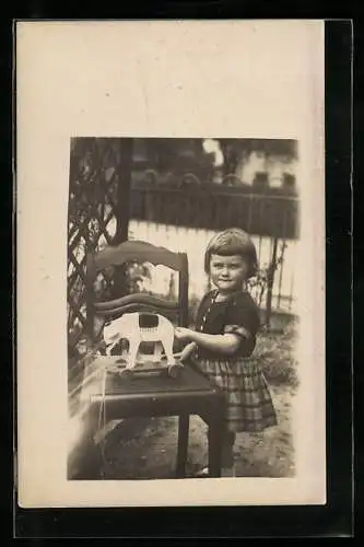 Foto-AK Mädchen mit Holzspielzeug-Elefanten, der Rüssel ist abgebrochen