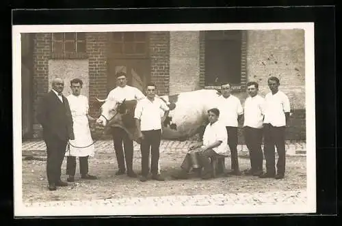 AK Bauern mit einer Kuh, Viehzucht