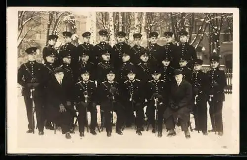 Foto-AK Gruppenbild von Polizisten im Schnee