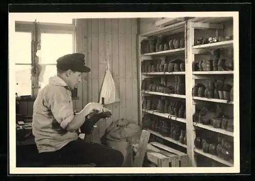 AK Ein Schuhmacher in seiner Werkstatt
