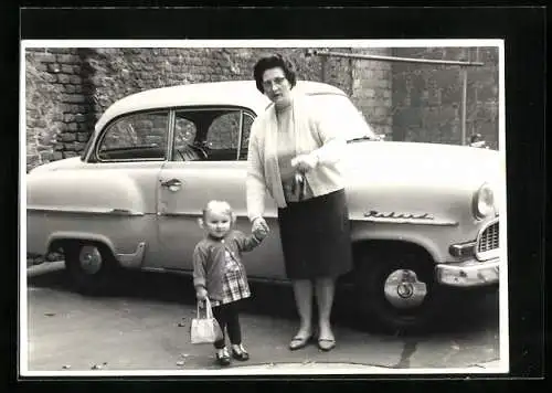 Foto-AK Frau mit Kind an einem Opel-Auto