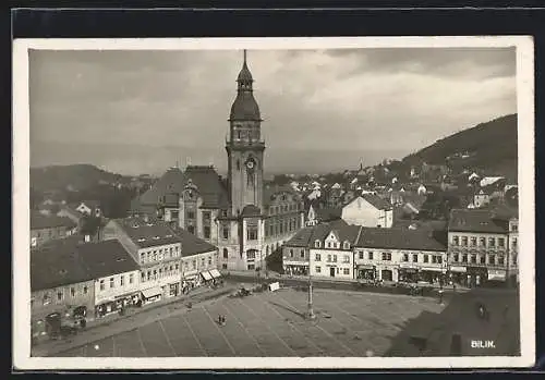 AK Bilin, Marktplatz mit Rathaus
