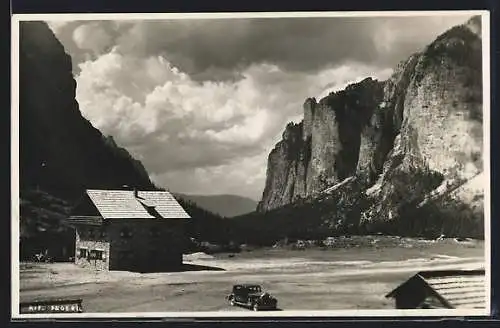 AK Rifugio Pedrü, Auto parkt vor der Berghütte