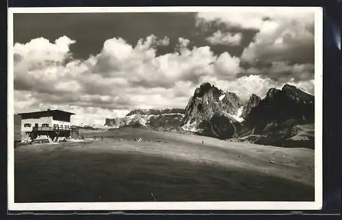 AK Rifugio Icaro con il Gruppo di Sella e Sassolungo, Alpe di Siusi