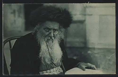 AK Ein Rabbi mit Zwicker liest ein Buch