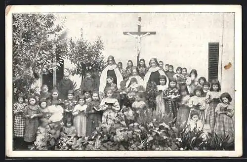 AK Berlin, St. Josefsheim, Pappel-Allee 61, Nonnen mit Kindern vor Jesuskreuz
