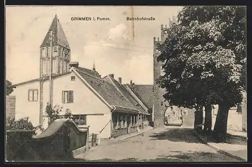 AK Grimmen i. Pomm., Bahnhofstrasse mit Tor und Turm
