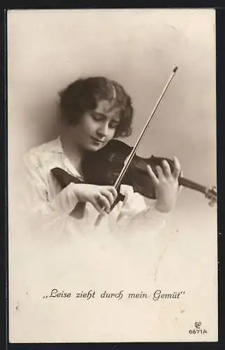AK Leise zieht durch mein Gemüt, Junge Frau spielt Geige
