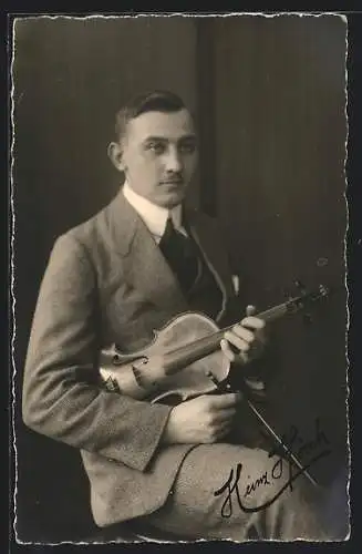 AK Heinz Hösch im Anzug mit Geige in der Hand
