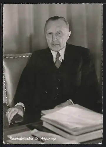 AK Bundeskanzler Adenauer an seinem Schreibtisch