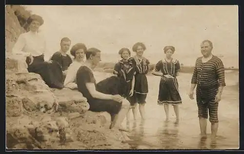 Foto-AK Frauen und Herren in Badekleidern am Wasser