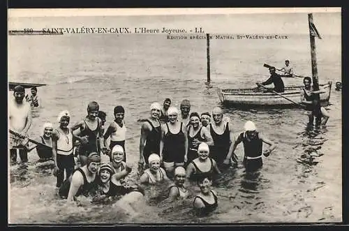 AK Saint-Valéry-en-Caux, L`Heure Joyeuse, Gruppe in Badeanzügen am Meer