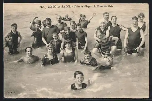 AK Malo-les-Bains, Scene de Plage, L`Heure du Bain